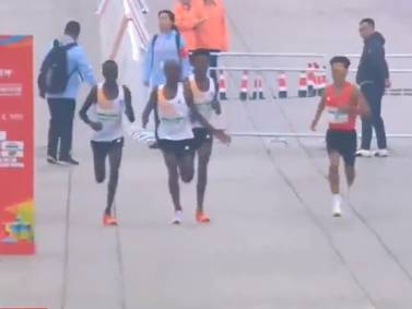 Polémica por carrera de atletismo en la que africanos habrían dejado ganar a un corredor local