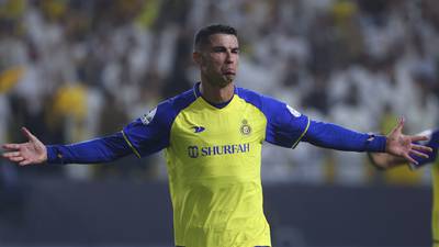 Cristiano Ronaldo ahora sí ‘se dio garra’: se pasó por los testículos la bufanda de un hincha rival