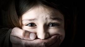 “Es netamente teórica”: Polémica en la Universidad de Chile por tesis sobre pedofilia