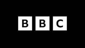 ¿La BBC cambió el color de su logo tras el anuncio sobre la salud de la reina Isabel II?