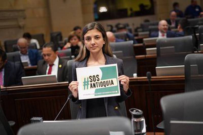 La congresista Susana Boreal durante una sesión del Congreso, enviando un mensaje de SOS por Antioquia.