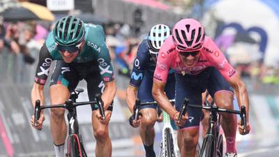 Carapaz se reventó en la última subida del Giro y Hindley le quitó el liderato