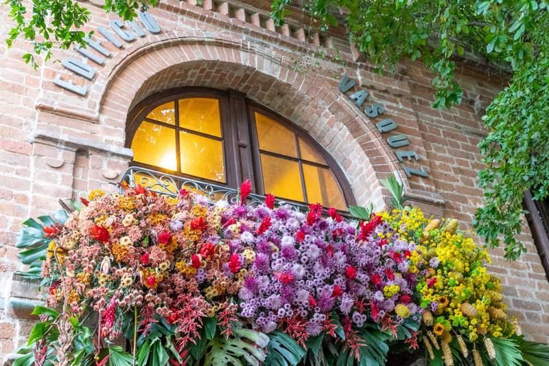 Edificio patrimonial Velásquez se engalana de flores