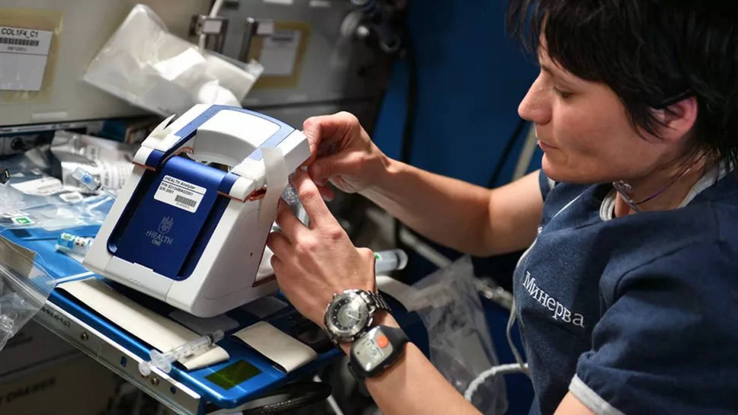 La astronauta de la Estación Espacial Internacional Samantha Cristoforetti prueba el dispositivo de muestreo médico rHEALTH