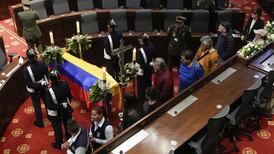 Presidente de Colombia envía escultura de la paz de Botero a capilla ardiente en su homenaje