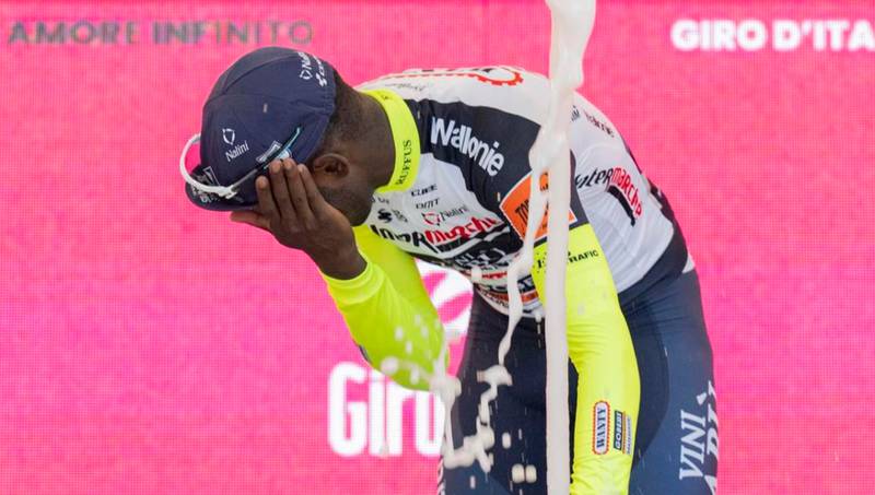 "No puedo seguir, mi ojo necesita descanso", Girmay debió abandonar el Giro