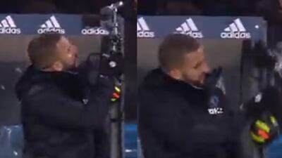 Jugador del Manchester City se alocó y botó una cámara de TV al piso en pleno partido