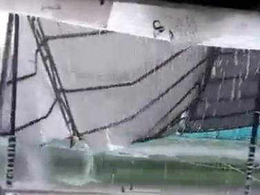 Impactante video: Se desplomó techo de cancha sintética tras granizada en La Calera