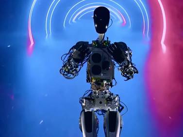 Elon Musk presenta su robot Optimus que al menos puede caminar y saludar