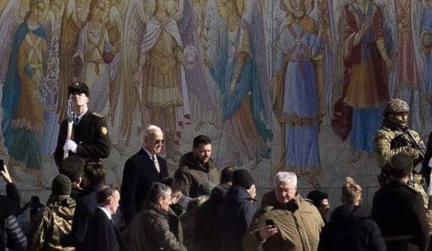 Las primeras imágenes de Biden en la capital ucraniana lo muestran junto al presidente Volodimir Zelenski en el mural de los caídos por la guerra.