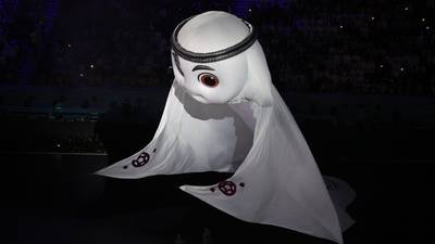 Escándalo en Qatar: hinchas le pintaron símbolo nazi y bigote a la mascota del Mundial
