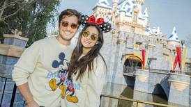 Diego Boneta y Renata Notni disfrutan de su amor en Disneyland