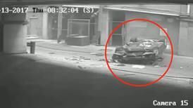Video viral: Auto cae desde séptimo piso y la conductora sobrevive