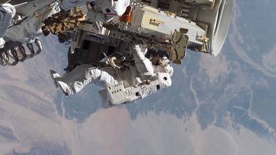 Telescopio terrestre capta en una imagen la bolsa de herramientas que perdieron astronautas de la ISS