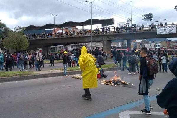 Empiezan bloqueos en la Universidad Nacional con quema de llantas