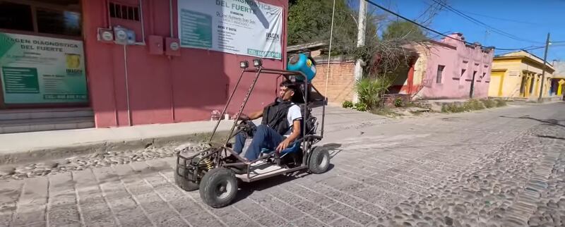Rosvel Emir Cruz construye un auto con piezas de lavadora en México.