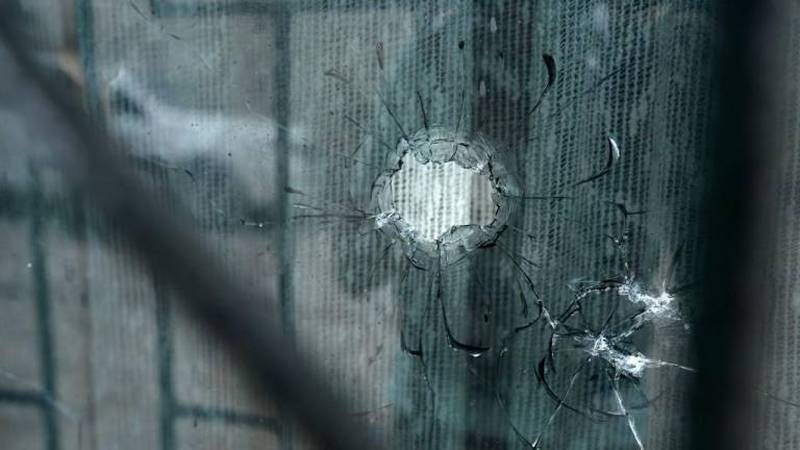 Una de las balas que atravesó la ventana de la casa de la familia y que mató a cuatro niños en el Guasmo Sur de Guayaquil