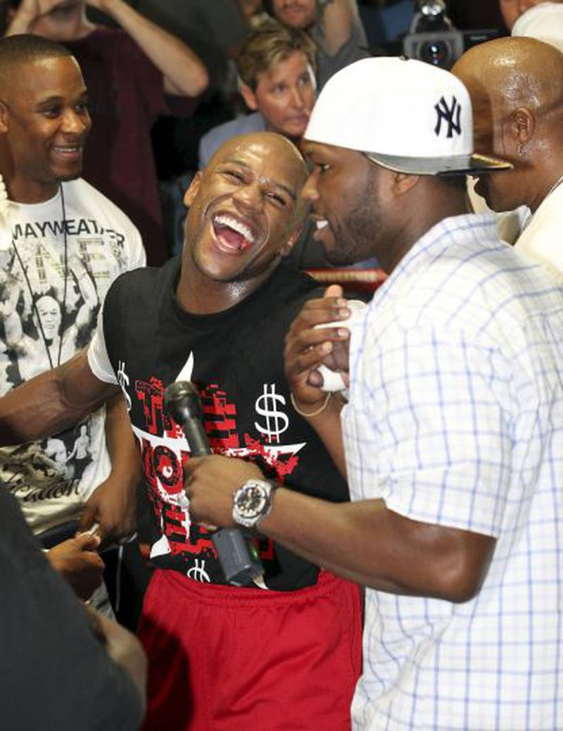 50 Cent se burla de Floyd Mayweather por su peculiar chamarra de