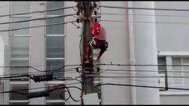 VIDEO: Hombre sube a un poste de luz, se electrocuta y cae