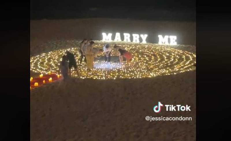 Se le cae el anillo en la arena cuando pedía matrimonio