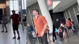 (Video) Inconsolable llanto de un hombre al enterarse que la aerolínea perdió a sus cuatro perros