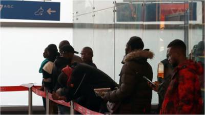 “No es crisis migratoria, es congestión”: Cancillería se pronunció sobre la situación de los africanos en Aeropuerto El Dorado