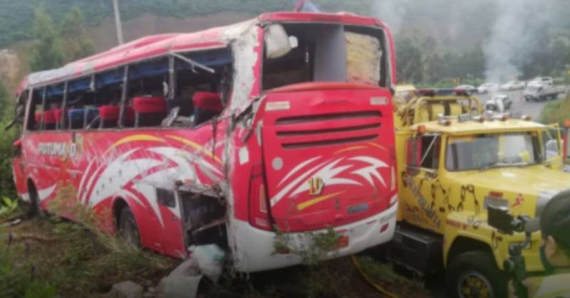 Al menos 8 muertos y 20 heridos en accidente de bus en Ecuador