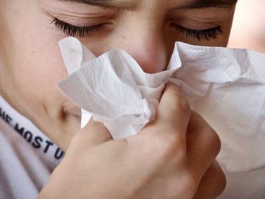 Que tortura: Niño caleño tiene una enfermedad que lo hace estornudar hasta 43.000 veces diarias