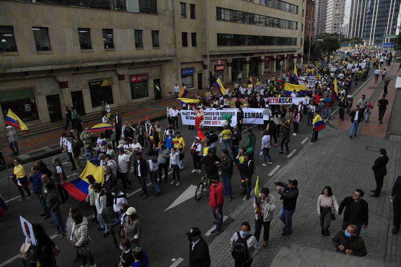 Ciudadanos opositores al gobierno de Gustavo Petro marchan por las calles de Bogotá.