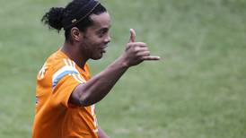 Ronaldinho podría volver a ponerse la camiseta de Brasil… en Futsal