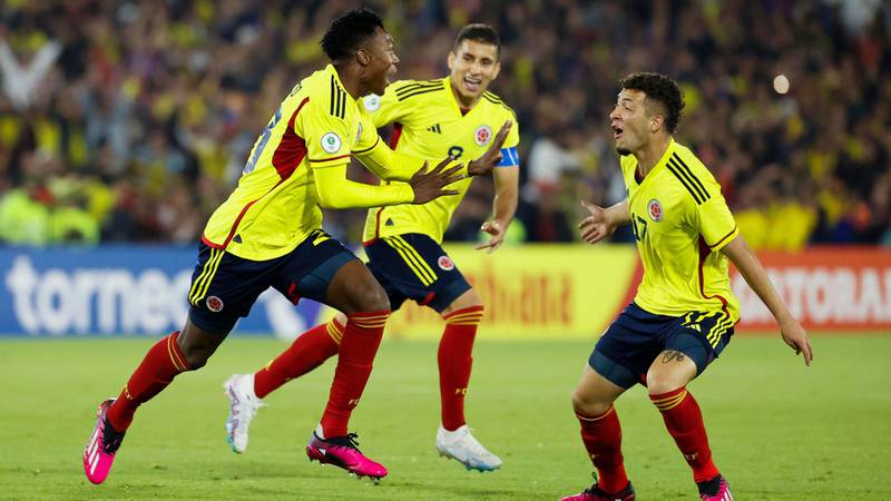 Colombia vence 2-0 a Paraguay.