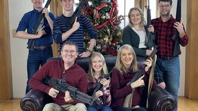 Congresista de EE.UU. publica foto navideña armado tras tiroteo en escuela