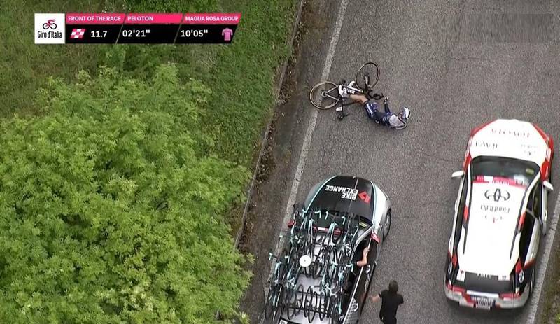 VIDEO | Carro atropella a ciclista en la etapa 6 del Giro de Italia