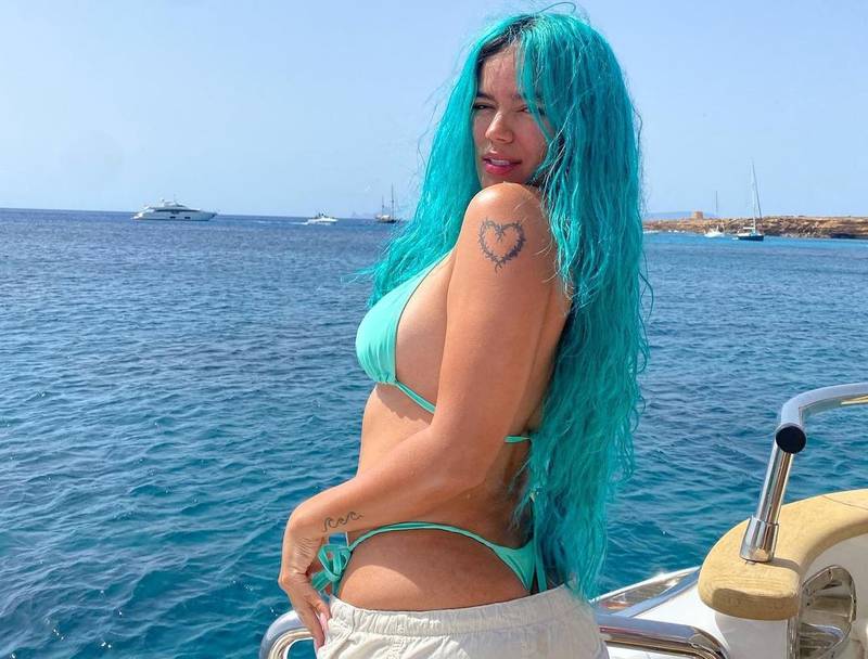 Karol G se muestra espectacular desde un yate en medio del mar combinando su traje de baño con el color de su cabello.