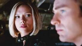 Scarlett Johansson impacta con tremendo escote tras reducir su busto