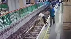 Hombre empujó a mujer a las vías del tren, ante la vista de todos