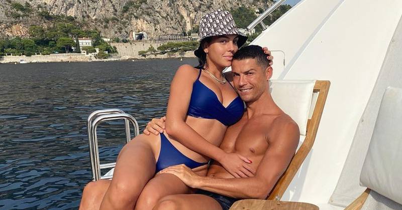 Georgina Rodríguez posa en bikini en la playa al lado de su pareja, Cristiano Ronaldo
