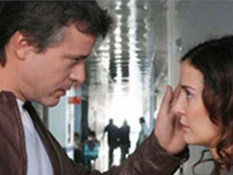 Cristina Campuzano y Diego Bertie en la película 'Esto huele mal'.