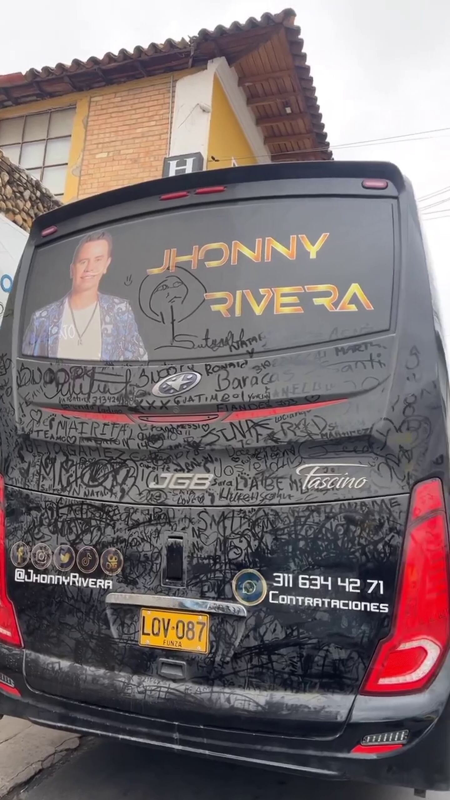 Jhonny Rivera mostró que la parte trasera de su autobús está llena de nombres