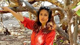 Salma Hayek entre las olas: la actriz volvió a presumir su belleza natural