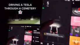 ¡De miedo! Hombre va con su Tesla de noche a un cementerio y el auto detecta gente alrededor