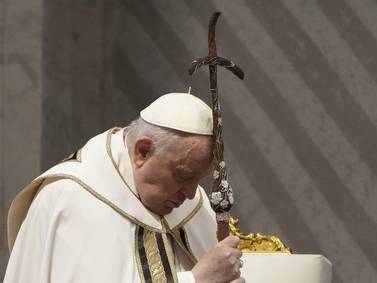 El papa Francisco rompió los esquemas y lavo los pies de 12 mujeres en importante celebración Católica