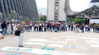 Cerca de 300 profesores en Medellín se quedarán sin trabajo porque la Alcaldía dice que no hay recursos