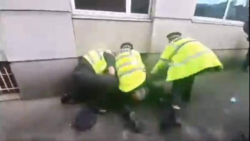 VIDEO | Ataque policial contra hincha del Manchester causa indignación