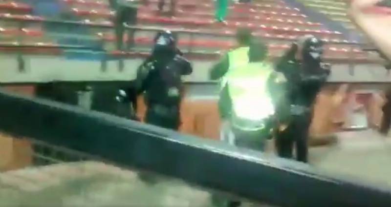 Video hinchas de Nacional pelean contra la Policía