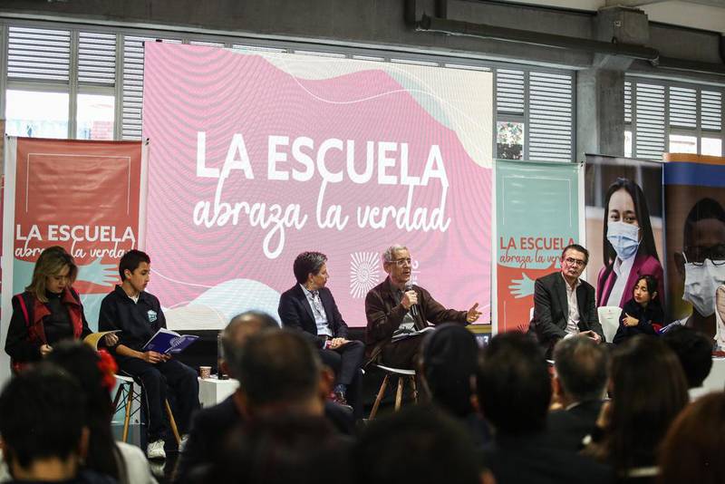 Inauguración de 'La Escuela Abraza la Verdad' en Bogotá