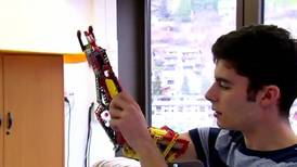 ​Un joven construye su propia prótesis de brazo con piezas de Lego