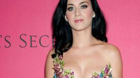 Katy Perry queda expuesta al romper su pantalón en plena presentación