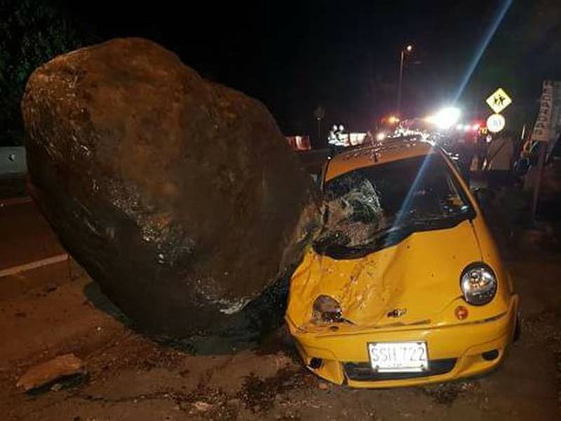 Taxi quedó bajo una roca en La Mesa