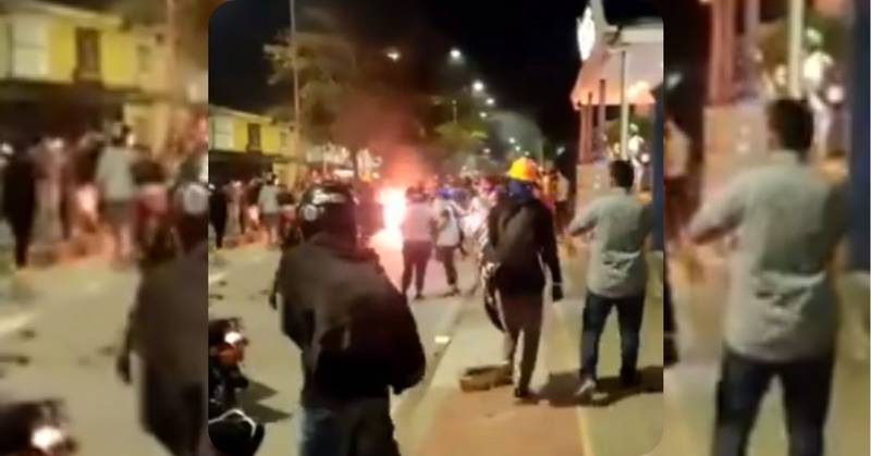 Manifestantes queman motocicleta de hombres que dispararon al aire durante protesta